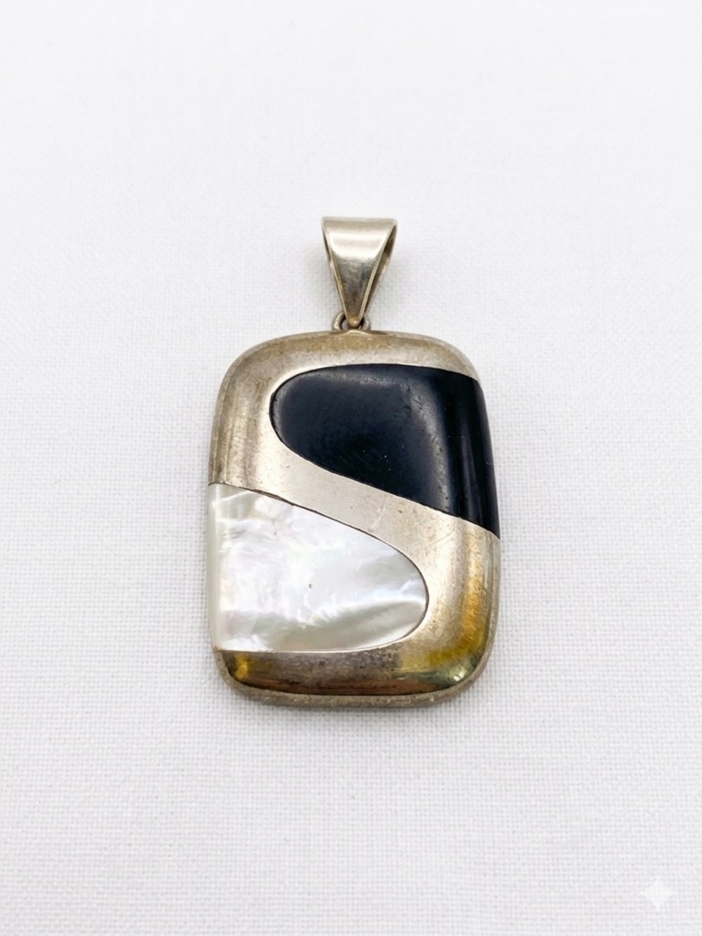 Beautiful mid century vintage Art Deco inlaid .925 sterling pendant